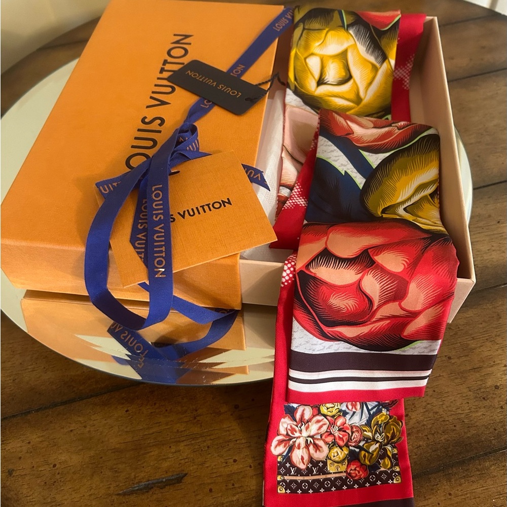 🔥🔥🔥Authentic Louis Vuitton Bandeau,Malle fleurs Silk❤️🌺❤️🌺